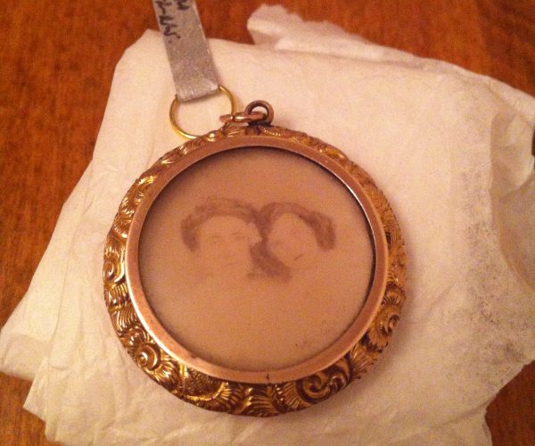 9ct gold Victorian pendant